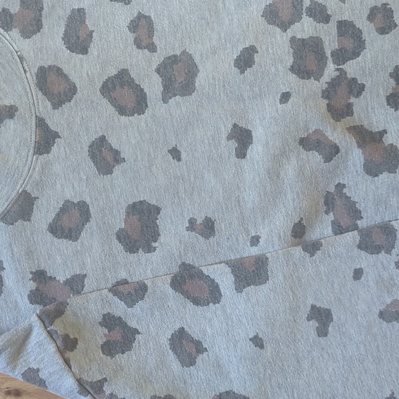 O'Neil. 'Novie' Lepoard Fleece Sweater. Size Medium. - Picture 9 of 13